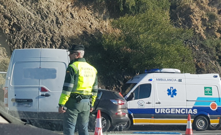 Cuatro heridos de considerable gravedad tras una aparatosa colisin de dos vehculos en el trmino de Almucar, a la altura de la urbanizacin Alfamar.
